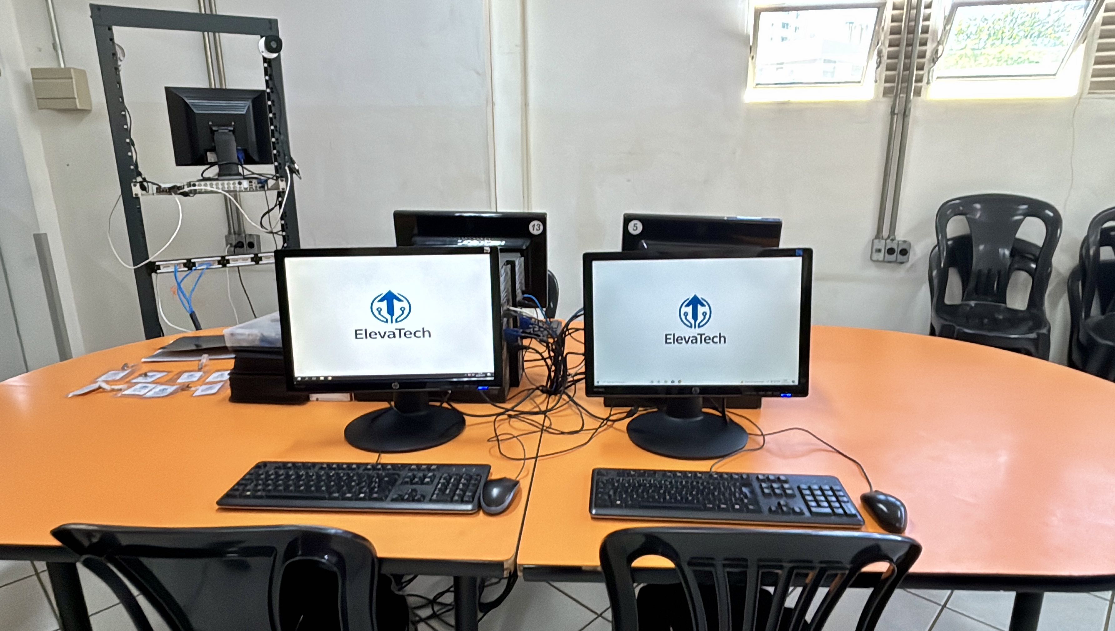 Laboratório com computadores ElevaTech